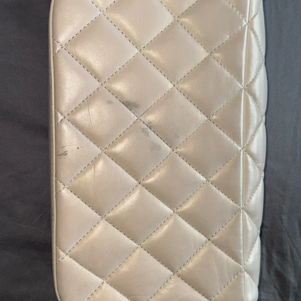 Chanel White Quilted Crossbody Bag with Gold Chain - Picture 8 of 10